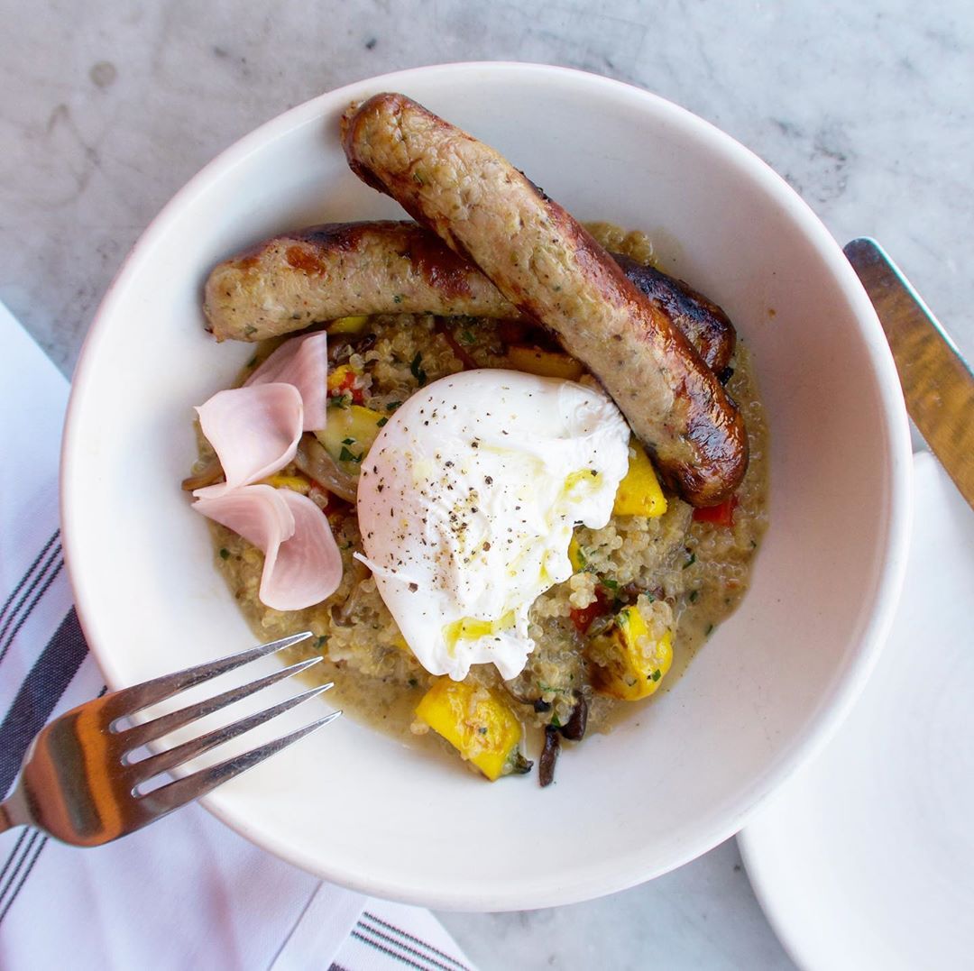 Come warm up with our Brunch Quinoa with piquillo pepper, summer squash, poached egg &amp; chicken sausage!🍳