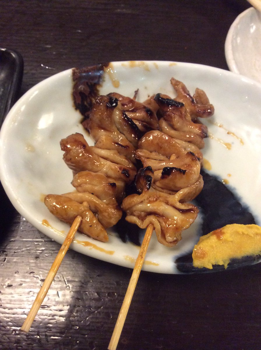 mauryo13's tweet photo. 9️⃣
最後にもっかい豚モツとバイスでも飲みたいということで東京駅周辺。八重洲地下街。
もつ焼き三六さんへ。
正直お値段はするものの。モツすんげえ美味しい！！衝撃。
ここまで臭みがなくて、でも味乗っててっていうのはそうそう無いなあ。
炭で焼き上げる焼き場の腕もあるんでしょうな。
大満足！。 https://t.co/Tfr9zreGIR