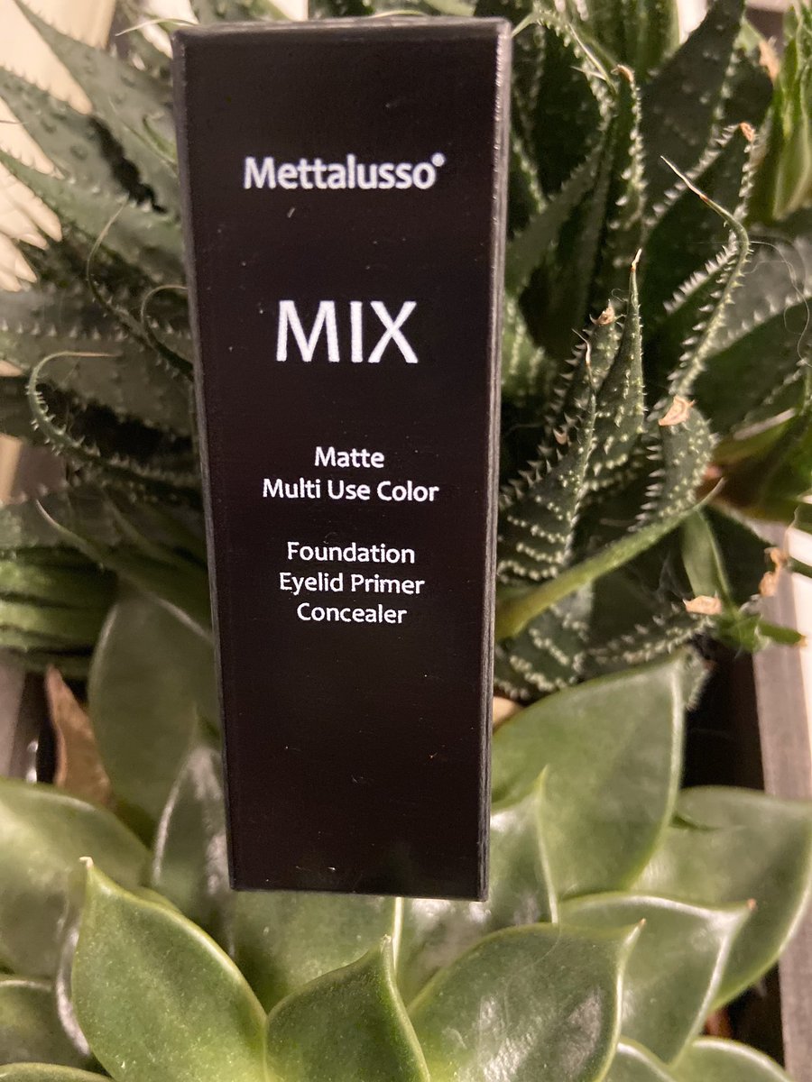 VLDanceCompany's tweet photo. We are so in love with @mettalusso! They have so many options for make up and skincare products you can’t go wrong! They even have Vegan and CBD products! Right now we are loving their eyelid primer! Check them out: https://t.co/c3dvcBMXem? https://t.co/D9MMS4t5WJ