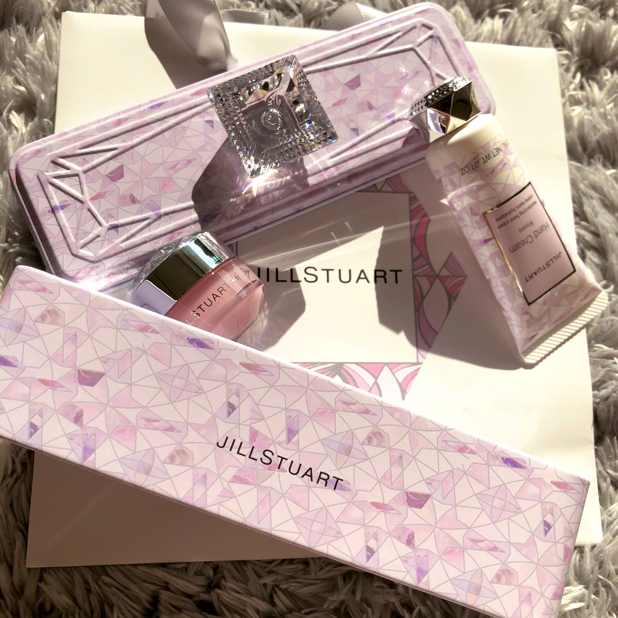 もも ジルスチュアートのハンドクリームとリップバームのギフトコレクション 缶がとにかく可愛いくて全色欲しくなっちゃう 私はロージーズにしました T Co G5u5z7ck1y Twitter