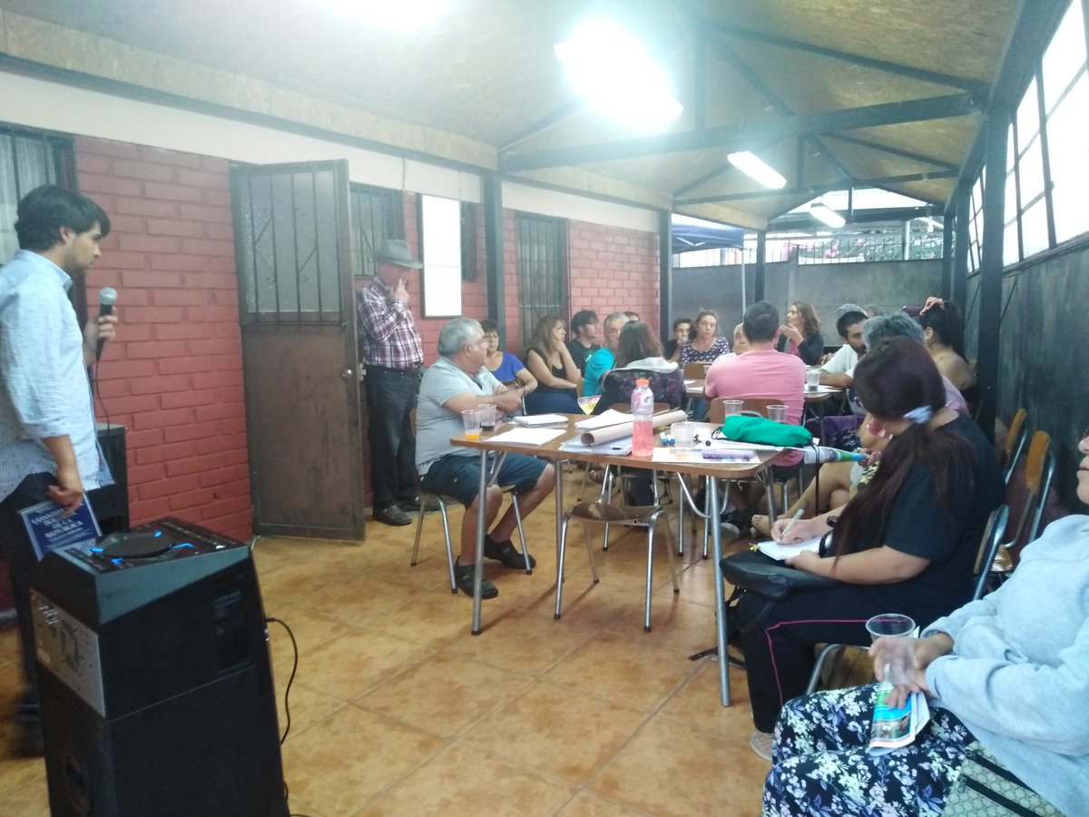 JorgeLopez2409's tweet photo. Hoy en #PrimeraLinea del debate Constitucional en el Cabildo Constituyente de la Junta de Vecinos Fantuzzi de #Cerrillos. Hablamos de la Constitución, el mal llamado "Acuerdo por la Paz y la Nueva Constitución", la Consulta Municipal y el Data Center. 
🔥A participar y votar🗣️ https://t.co/IoHjCMYxma
