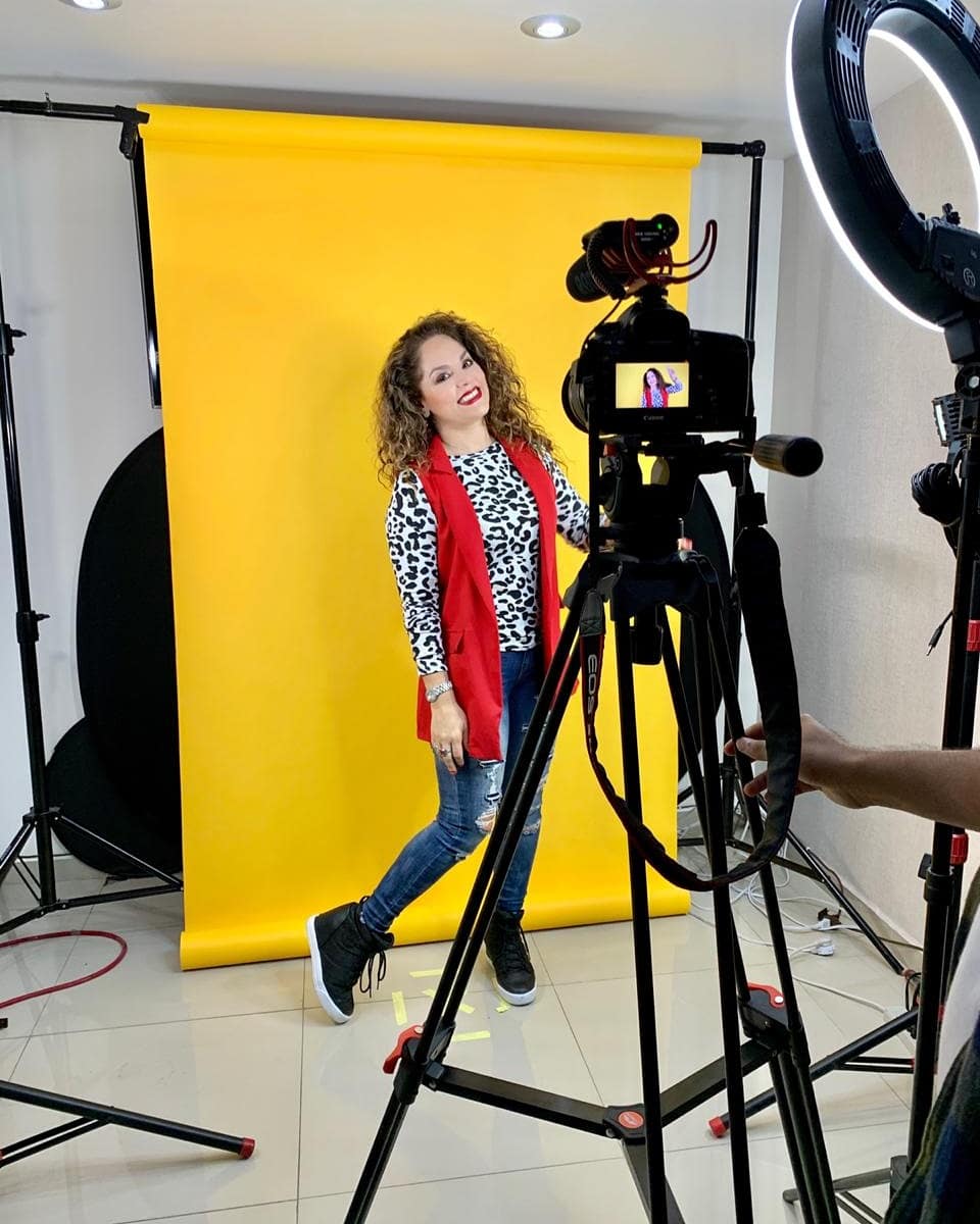 TatianaPalacios's tweet photo. Detrás de toda gran escenografía... hay una pantalla para croma 😂😜 #recording https://t.co/he4HAXdimh
