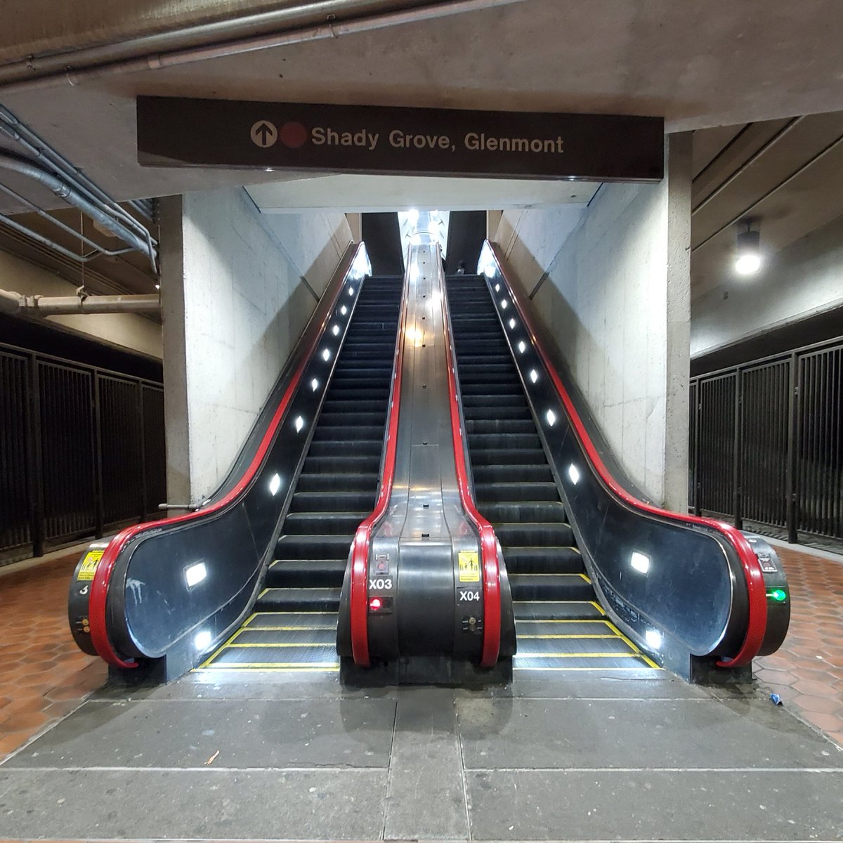 jahorne's tweet photo. In an effort to help riders with wayfinding, WMATA experimented with color coding the handrails on escalators at Fort Totten (a transfer station) to correspond with the platforms they lead to. #WayFinding #RiderExperience https://t.co/uu6QCCAJmj