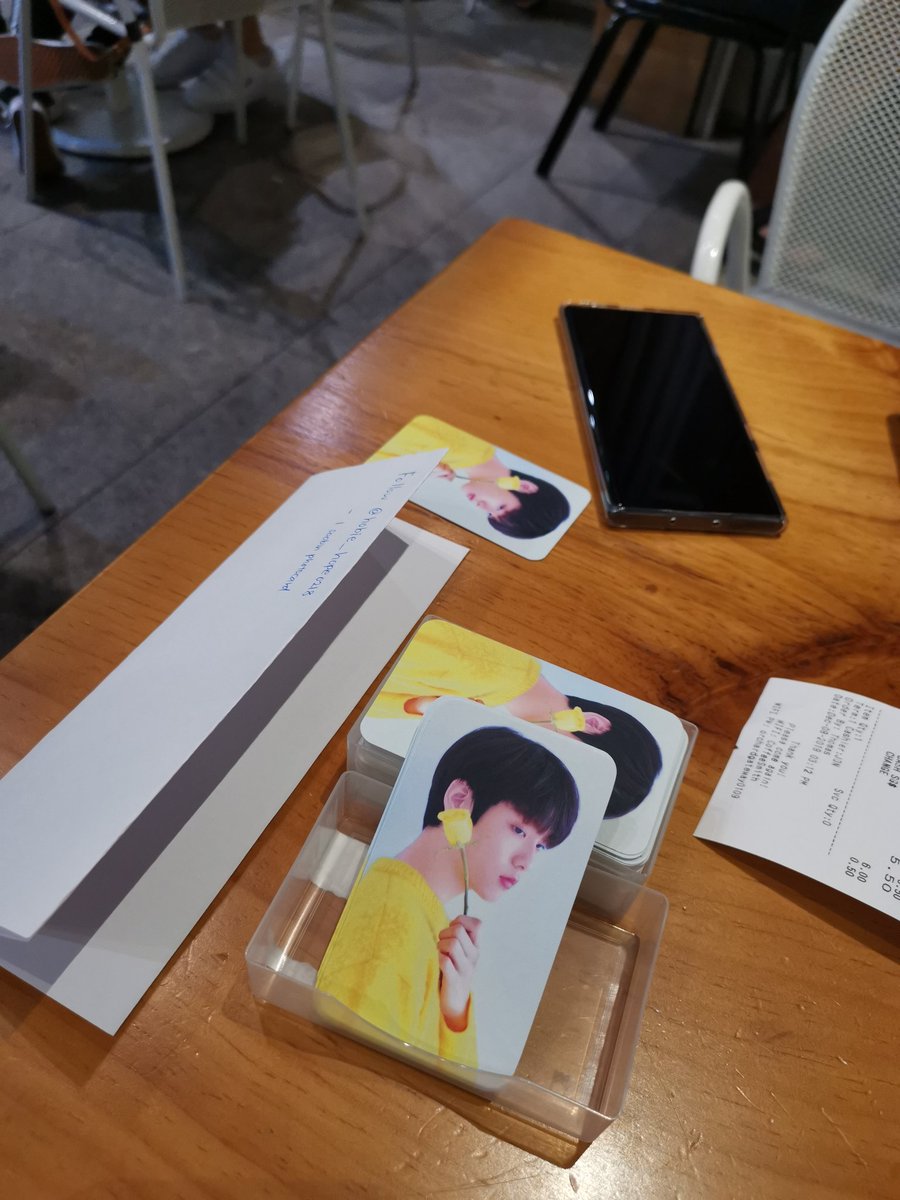 hobie_hope0218's tweet photo. I'm here near the cashier! #FirstSnowSoobinSG https://t.co/yq9GYBfgiS