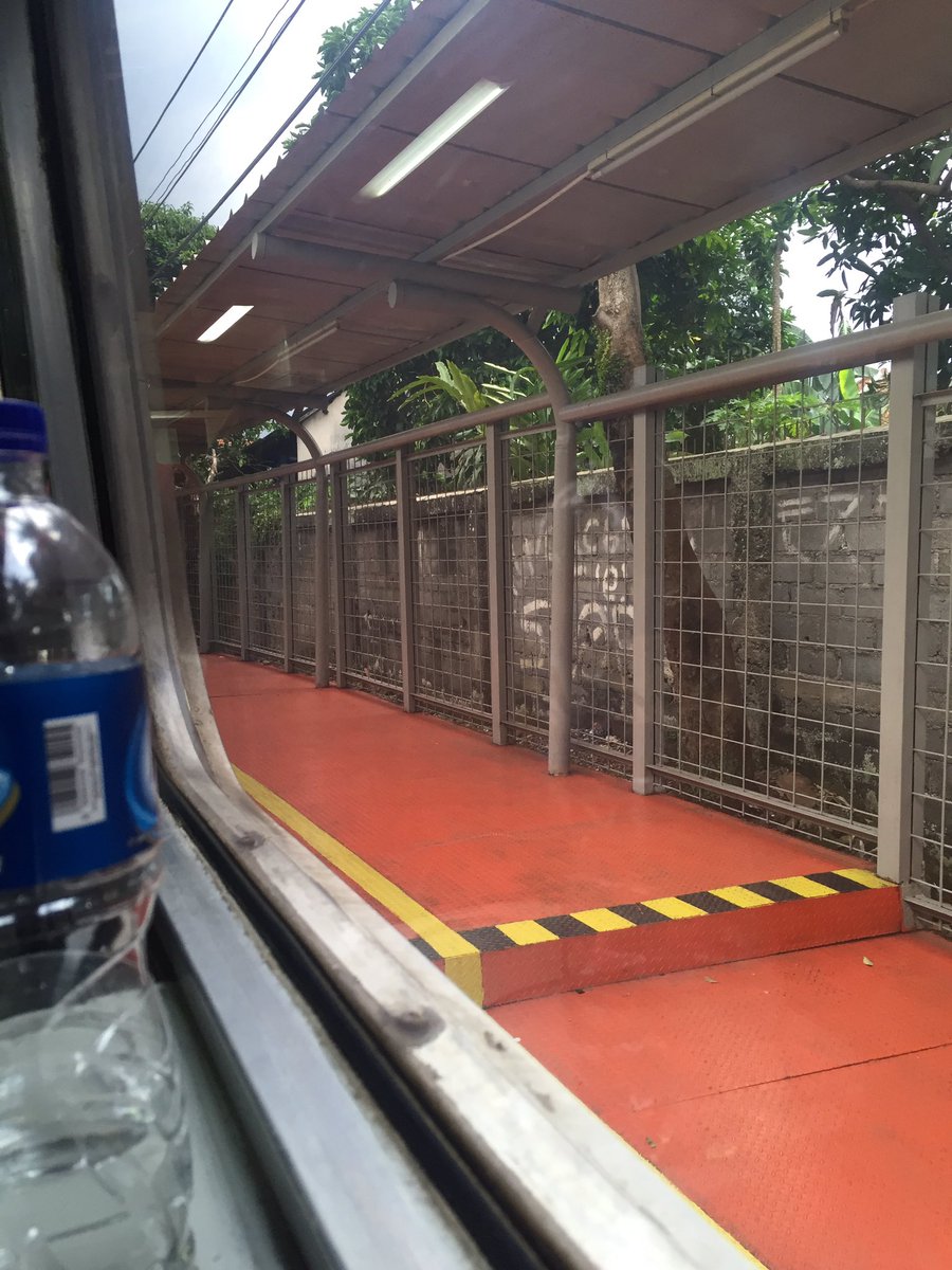 intazharaa's tweet photo. Duh min kok sudah bbrp kali bogor-Sukabumi gangguan ya, jadwal 13:10, 14:17 blm jalan jg. Mesti nunggu lg pengganti dr jatinegara, tlg min diberi solusi agar tdk terulang. Trims @KAI121 https://t.co/xaly3NptCS