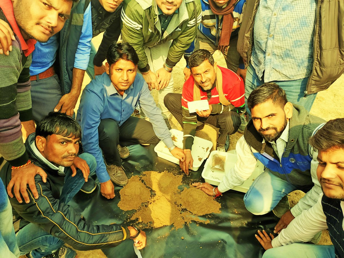 HANUMANJATAV's tweet photo. During #Practical Exercise of Fertilizer Dealers about #AZOLA and #SOIL_SAMPLING

@FAO @FAOeagriculture 
@icarindia @worldfarmers 
@AgriGoI 
@FertilizarAC @FertMinIndia 
@NFL_Kisan https://t.co/igJn3bIaCF
