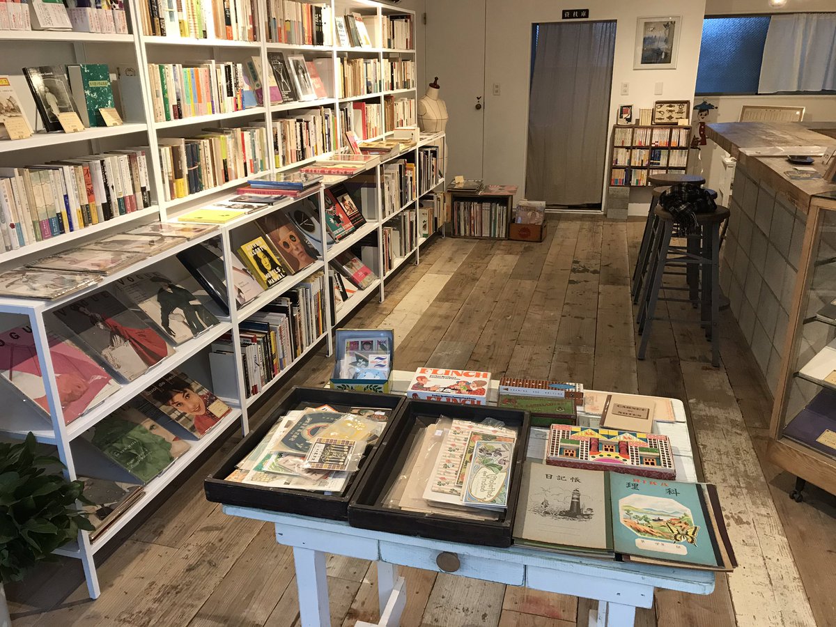 本でつながるシェアハウス 海外文学 写真集 建築の本などが集まる本屋さん カウンターでコーヒーやビールも飲めます コンクリートブロックと木のカウンターがかっこいい シェアハウスの休日 本のある場所 アルスクモノイ 本屋 古本屋 ブック