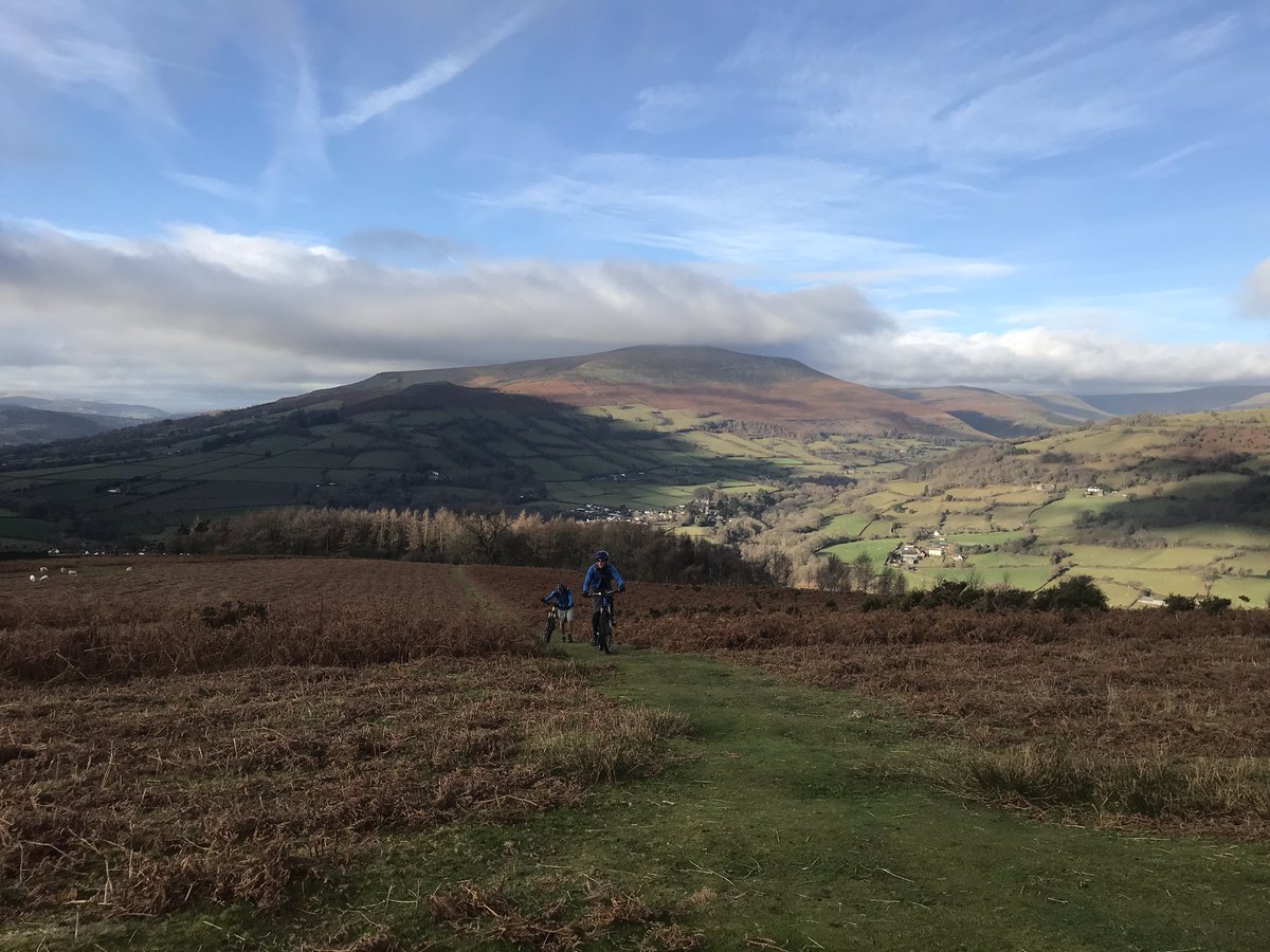 British Mountain Bike Leader Level 2 in full swing.... wonder if the sky will be this clear today 🙄🏴󠁧󠁢󠁷󠁬󠁳󠁿🌧 @BCcoaches @mbwales @MadisonClothing @Burgtec @UKMTB_Chat @AbergavennyRC #mtb #mtbleadership