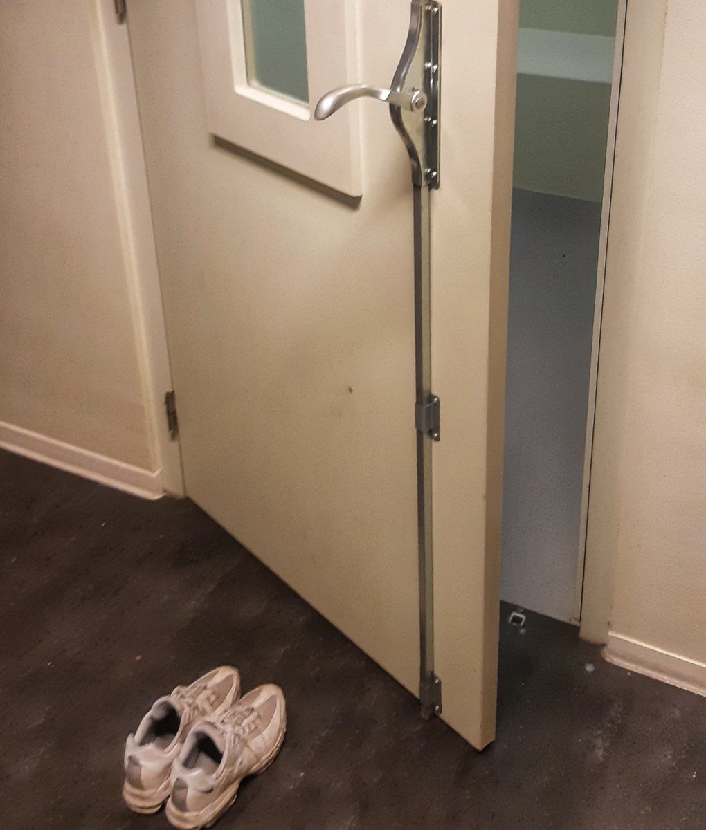 Pol_SMR_MNL's tweet photo. Het #uitteam heeft vannacht een aantal incidenten behandeld. Daarom beginnen wij onze vroege dienst met het heenzenden van een aantal verdachten. #dronkenschap https://t.co/nWEqVYFPAj