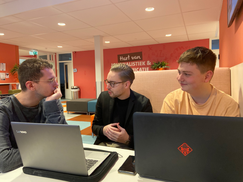 InvisCitiesNL's tweet photo. #redactieoverleg over ons #InvisibleCities thema: Eenzaamheid onder studenten. Wat wil jij graag van ons zien? Wil jij een #docu, een #podcast, of toch liever een #artikel van ons bevindingen lezen? Laat het ons weten in de comments! #eenzaamheid #studenten #interview https://t.co/VCPA4SzAbt