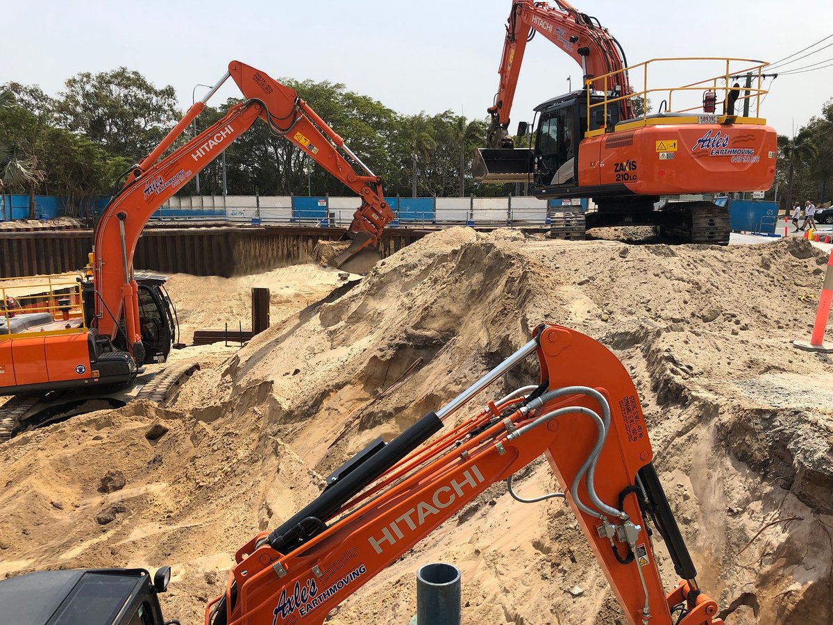 HitachiCMAU's tweet photo. A rare shot amongst the action, Axle’s Earthmoving featuring 3 of his Hitachi machines with the ZX55U-5 being the 300,000th mini excavator to come off the Tierra production line! 

#Hitachi #orangefamily #Reliablesolutions https://t.co/zLUggu0Gui