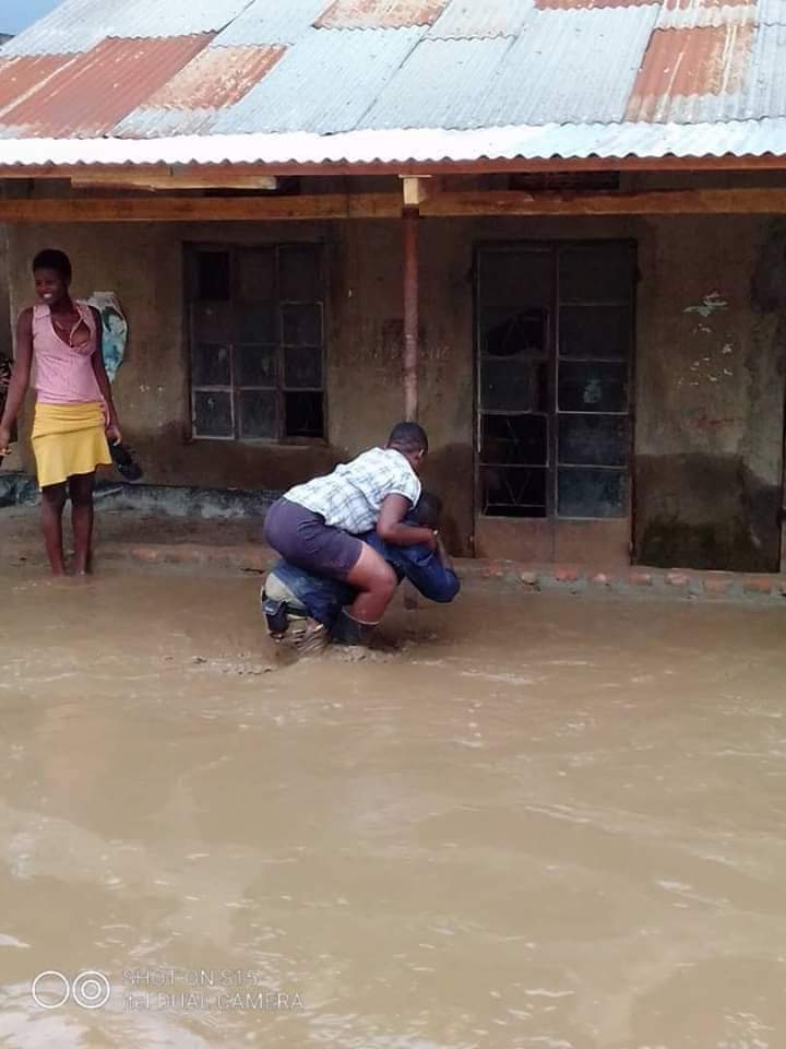 Sudhirntv's tweet photo. Let's celebrate this police officer who went out of his comfort to save lives in Bundibudyo flash floods. It's his his duty under article 212 but he needs to be honoured. There are many police officers in this area but he was seen alone and other brave men saving lives. Share https://t.co/Oh9ebOKvgB