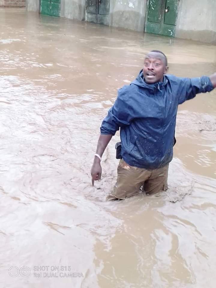 Sudhirntv's tweet photo. Let's celebrate this police officer who went out of his comfort to save lives in Bundibudyo flash floods. It's his his duty under article 212 but he needs to be honoured. There are many police officers in this area but he was seen alone and other brave men saving lives. Share https://t.co/Oh9ebOKvgB