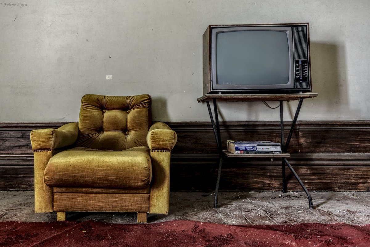 agraphotography's tweet photo. @urbexa_es #urbex #decsy #abandoned #abandonedspain #vintage #television #sofa #moments #photooftheday #photographer #interiordesign #interiordecor https://t.co/sQxzXjqI27
