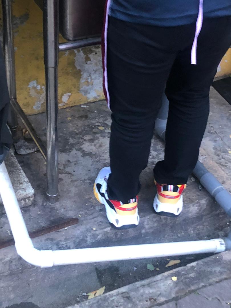 naztheyoung_'s tweet photo. Aku semalam jalan la nak pi kedai beli barang, lepas tu nampak la sorang brader ni, tengok dia angkat pinggan nak basuh, lepas tu aku  pandang la kaki dia, kasut sketcher siellll!!! One piece pulak tu!! Bapak ah kau kerja basuh pinggan je do, camna kau dapat beli sia???!! https://t.co/GxvvEzdOba