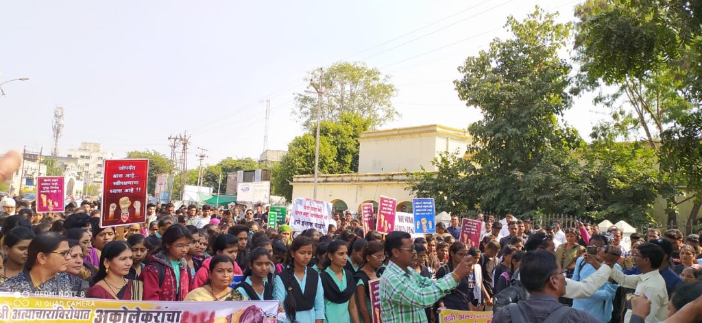 charulata_tokas's tweet photo. In Maharashtra women protested in large numbers against the death of the Unnao rape victim who was set ablaze while she was on her way to the court.They demanded that UP Govt should resign immediately as it has lost all credibility in protecting women’s safety!
@MahilaCongress https://t.co/IrcNbFDr6V