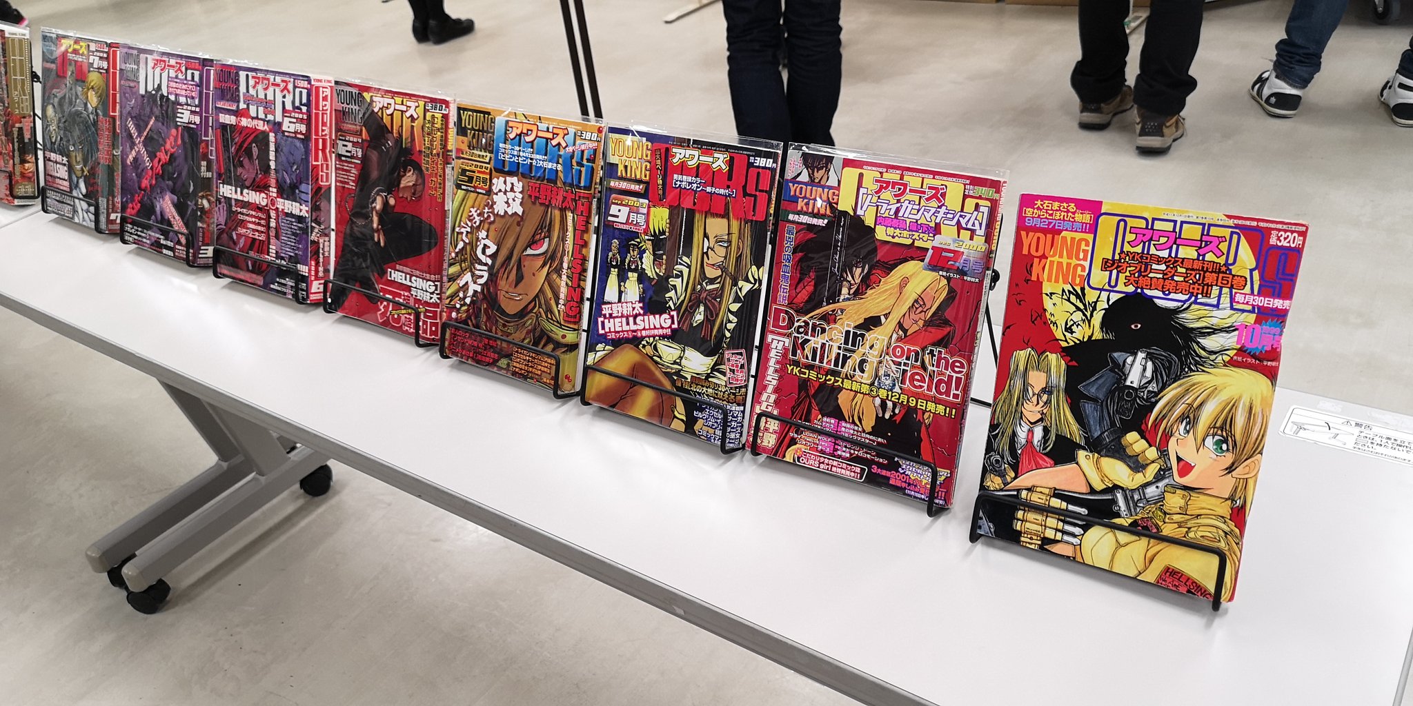 花見酒 ドリフターズ原画展in姶良 何か言い忘れてるなぁ と思ってたらコレでした ヘルシング ドリフターズが表紙の 歴代のヤングキングアワーズ本誌を展示させて頂いております 担当者私物なので歯抜けもチラホラありますが 連載作品の変遷を 花見酒 ドリフターズ原画展in姶良 何か言い忘れてるなぁ と思ってたらコレでした ヘルシング ドリフターズが表紙の 歴代のヤングキングアワーズ本誌を展示させて頂いております 担当者私物なので歯抜けもチラホラありますが 連載作品の変遷を