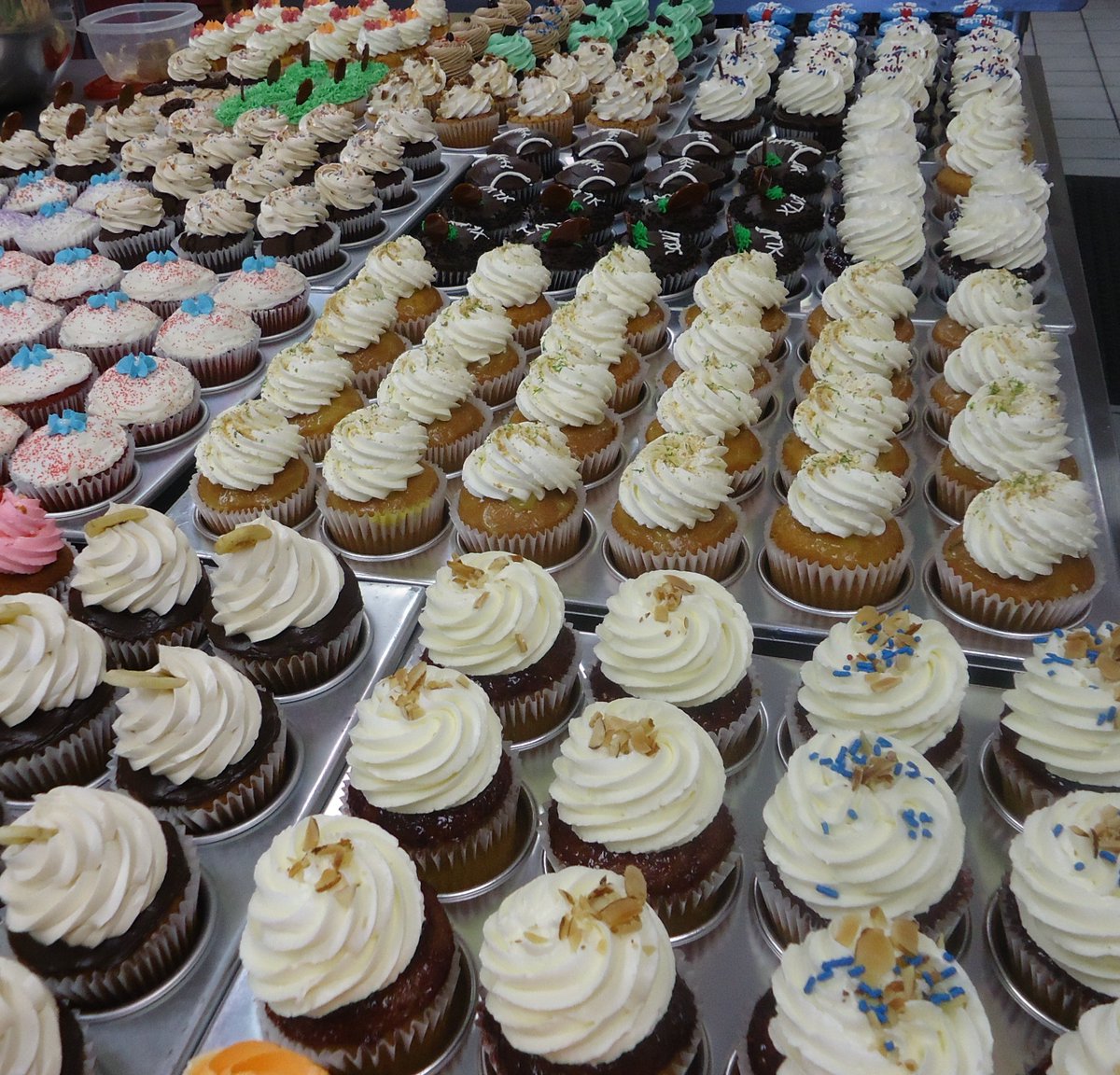 SimplyCupcakes's tweet photo. Women like men who can bake but they LOVE a man who can bake and make money doing it! If you are a man who has been blessed with a baking talent, why not turn your hobby into a home business. Check this out https://t.co/E4tNtBOgKL  #Entrepreneur  #homebasedbusiness  #opportunity https://t.co/jFnHFznh4y
