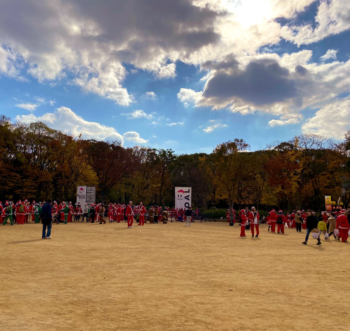 of_use's tweet photo. サンタとトナカイがたくさんいますー
#大阪城 #大阪城公園 #サンタラン https://t.co/UsXXqYuZok