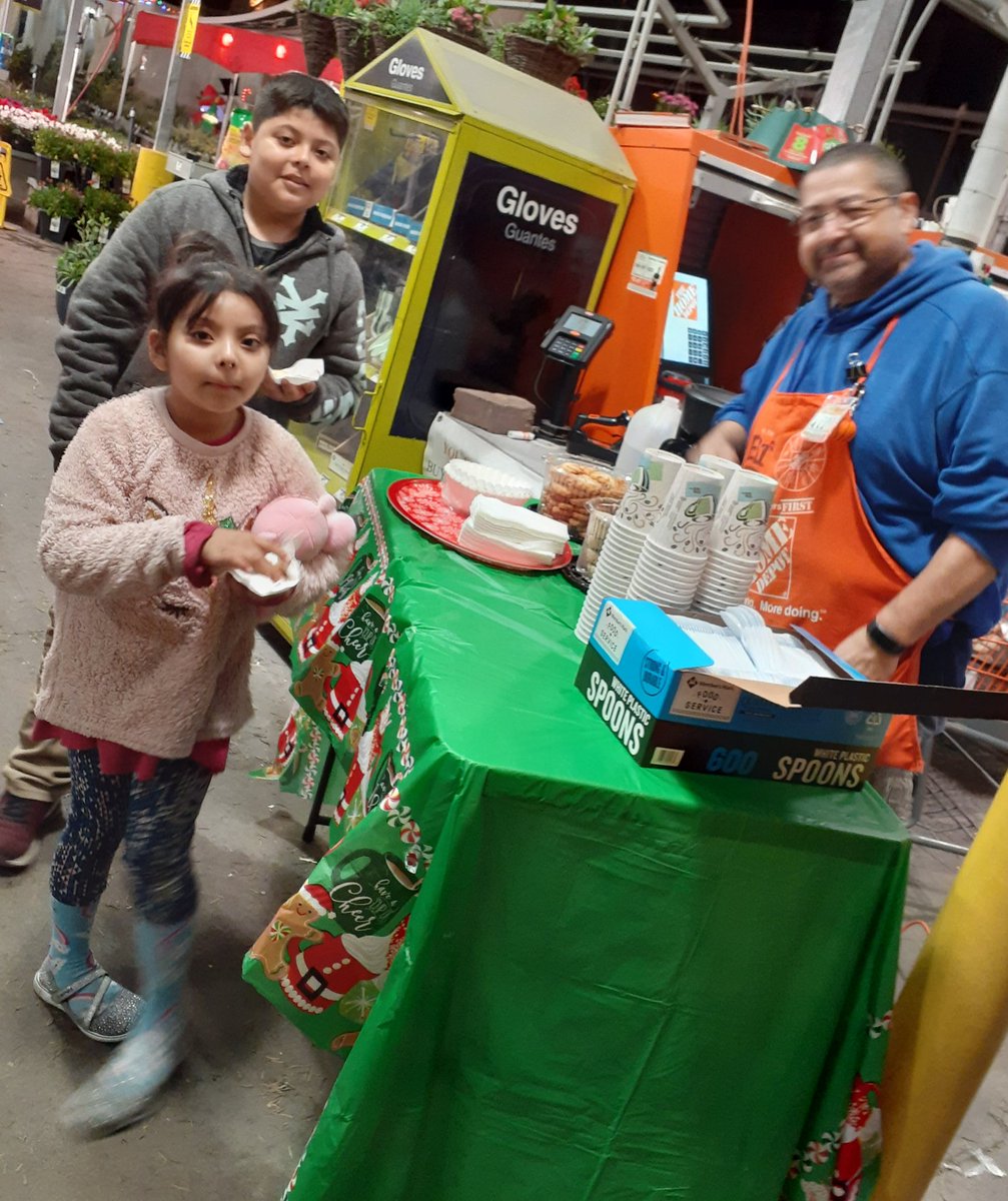 Prissy3303's tweet photo. Team #3303 Christmas ready.. we continue making families happy with their Christmas trees selections...Cookies &amp; Hot Chocolate!!.. 
@JeremyVasquez76 @thdsaltarelli @THD_Frankie @BunnyPLaforge https://t.co/siigvqk5qC