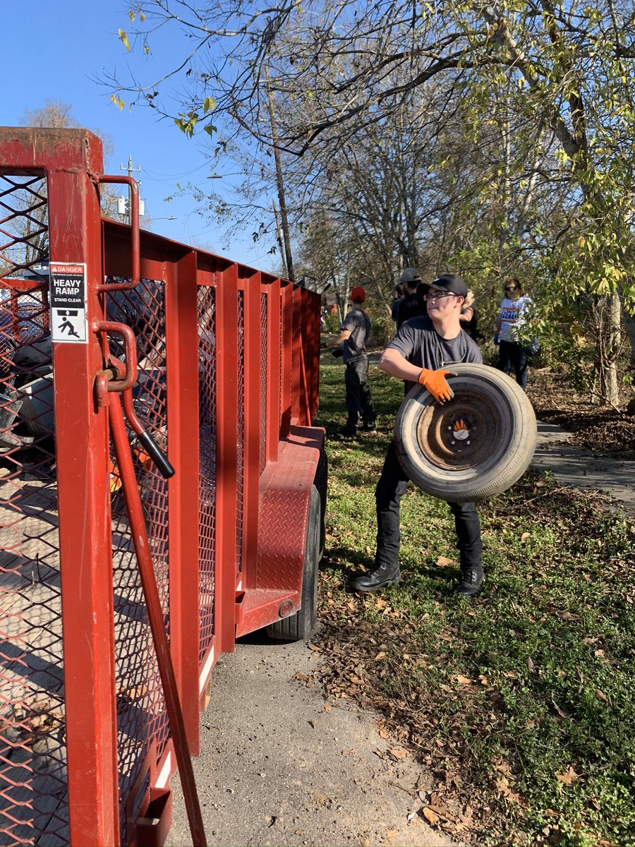 coasttcoastgirl's tweet photo. โStop Talking. Start Doing.โ@ScottPresler thank you for coming to Houston and getting us started. #houstoncleanup https://t.co/u671RPey2d
