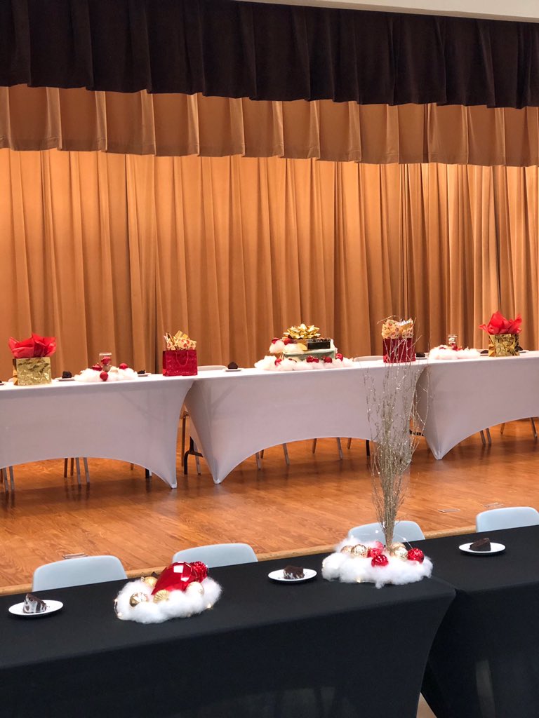 NiaaaBiaaa__'s tweet photo. This event was for 215 people, tired ainโt the word! 2 events in one day. But I did it! This Christmas gala was too elegant and cute.. book with #NSJEventCo ๐ฅฐ๐ https://t.co/AvMUZghN81