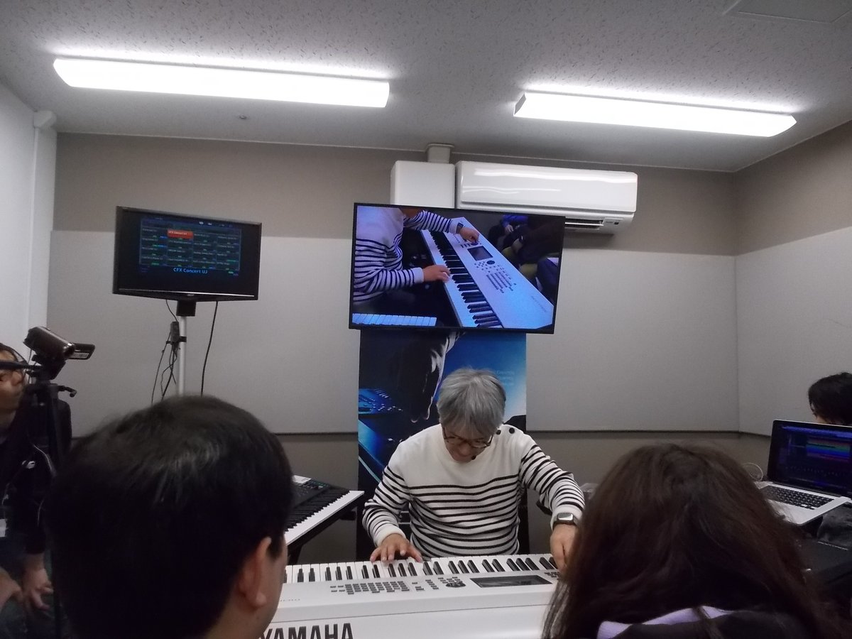 N_show_nen's tweet photo. @Katsunori_UJIIE 昨日の #吉祥寺PARCO #島村楽器
さんでの、 #MANTAGE #MODX
お疲れさまでした。ありがとうございました。
今回は、たまに氏家さんの #足さばき の方もチェックさせていただく機会にもなり、
改めて「指だけでなく、足の表現とのバランス」も実感いたしました。
(特にガットギター音の表現。) https://t.co/TxkZ4NXH7C