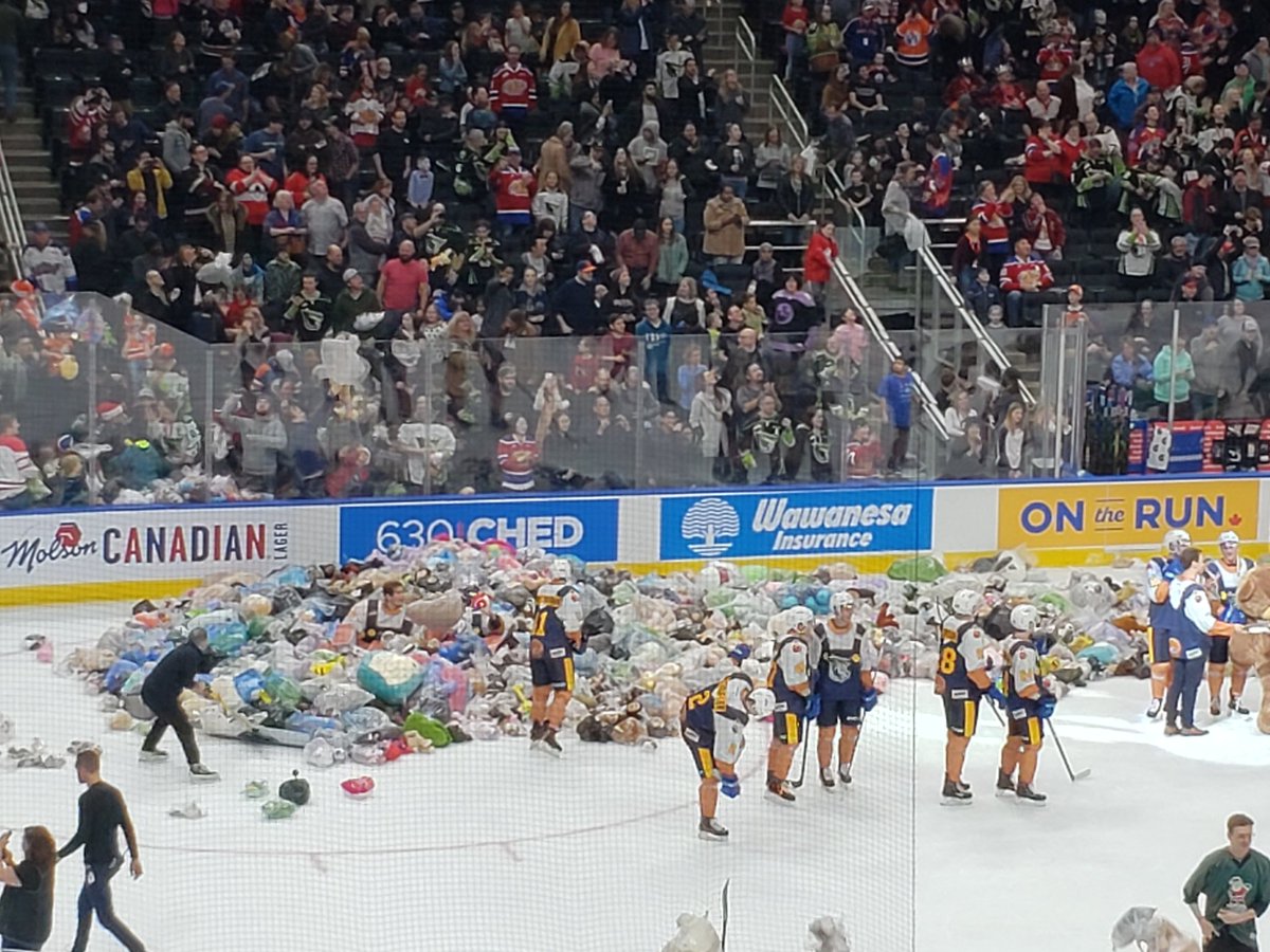 HQuinnLocal37's tweet photo. What better way to kick off the Christmas Season than the @EdmOilKings Teddy Bear Toss game! Bears go to Santa's Anonymous to be handed out for Xmas! What an awesome sight!
@EdPubTeachers @albertateachers 
#faithinhumanity
#feelgoodgame https://t.co/cGMNoLTrb0