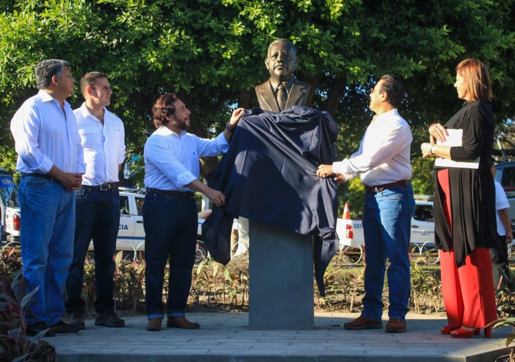 nayibbukele's tweet photo. Felicitaciones @fulloa51, por la inauguración de la Plaza Rector Mártir Ingeniero Félix Ulloa.

Un reconocimiento histórico al gran hombre que fue tu padre. Se da justo dentro de esta nueva era de reconstrucción de nuestro país, de la que su hijo es parte, como Vice Presidente. https://t.co/gvKqiFhluW