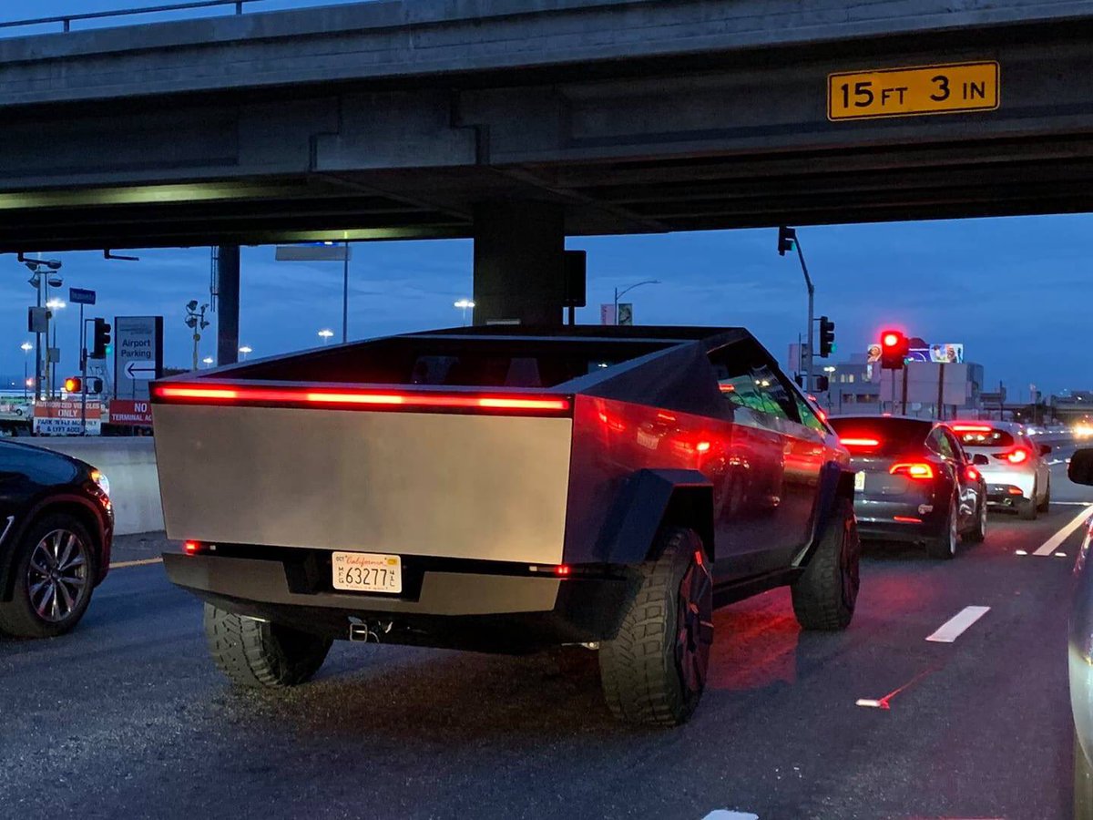 Cybertruck spotted on the road (not fake) near LAX a short while ago!
Photo via Joseph Jefferson
#Tesla #LikeTesla #Cybertruck #Model3 #ModelS #ModelX #ModelY