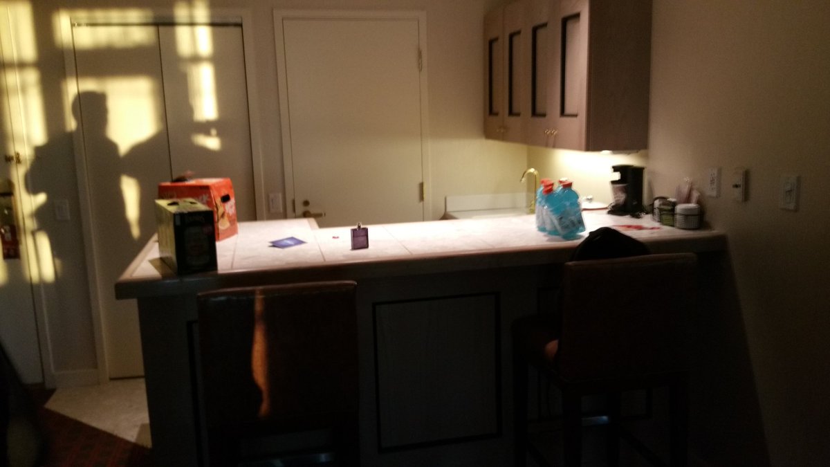 kaneknighthawk's tweet photo. Living it up a bit for the weekend suite at the casino. What am I even doing here lol I dont gamble. Having some good times with some good people. #weekend #goodtimes #BlackorRed https://t.co/pVVEoj8Woq