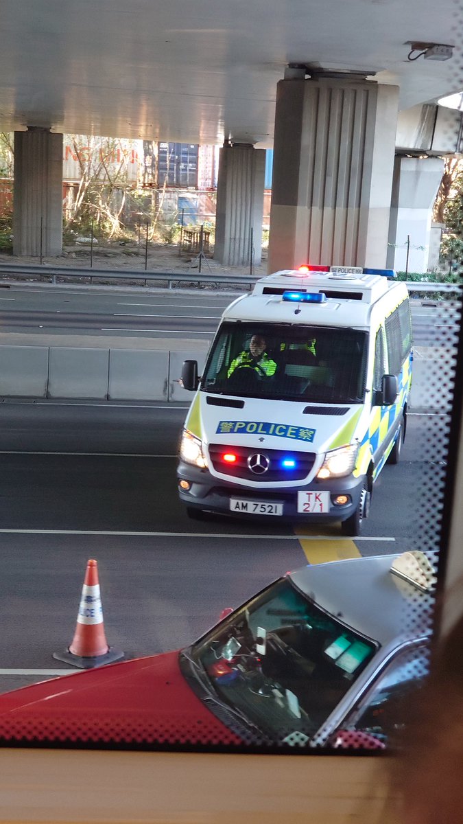 superbigpiece's tweet photo. 西隧口，頂住，見貨車就查。

#黑警死全家 https://t.co/fKwV4LrOew
