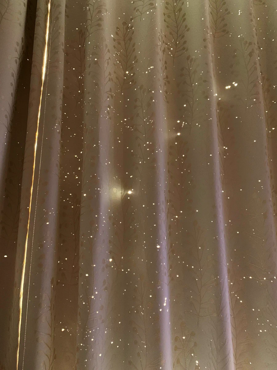 【満天の星空の画像】かと思いきやよく見るとカーテンに穴が..犯人の正体が予想外過ぎて