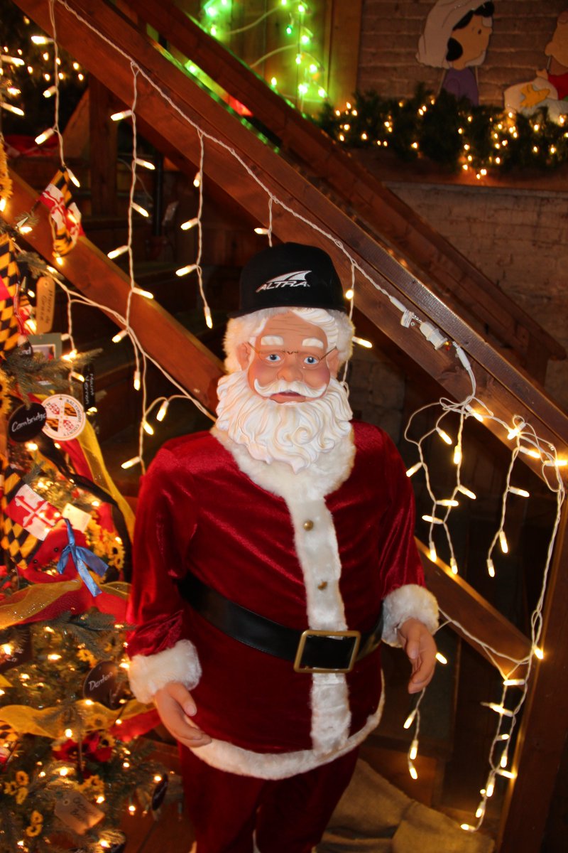 RayRunsLong's tweet image. R-#AD Red Team Post

Even Santa knows what's up. #AltraRunning #ZeroLimits #EmbraceTheSpace #SantaHasStyle #Twitter