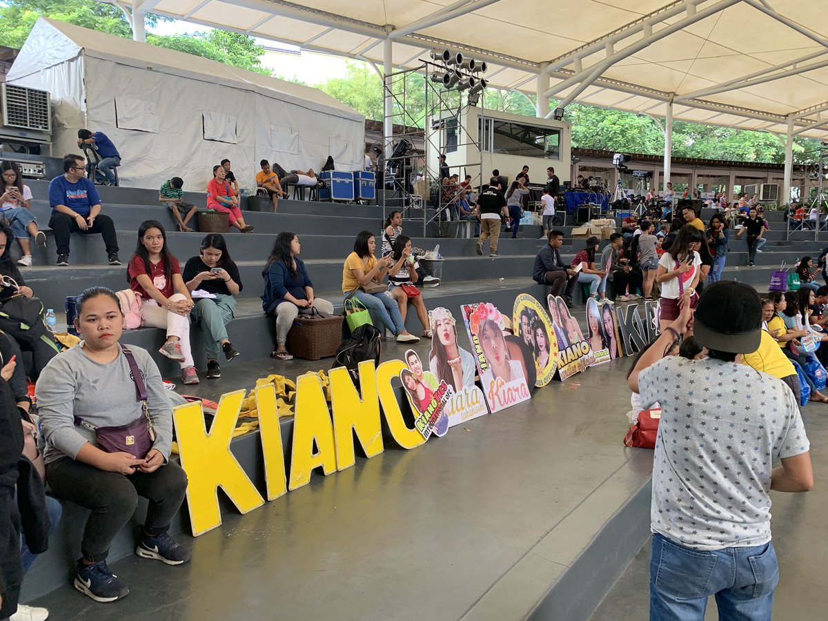 ABSCBNpr's tweet photo. Ilang minuto na lang magsisimula muli ang programa rito sa #FamilyIsForever Grand Kapamilya Christmas Fair. Nagkalat dito ang signs at placards para sa iba-ibang “PBB” housemates, alam niyo na ang ibig sabhin niyan mga Kapamilya! Abangan! #KapamilyaFair2019! #FamilyIsForever https://t.co/qQEIEWlZMW