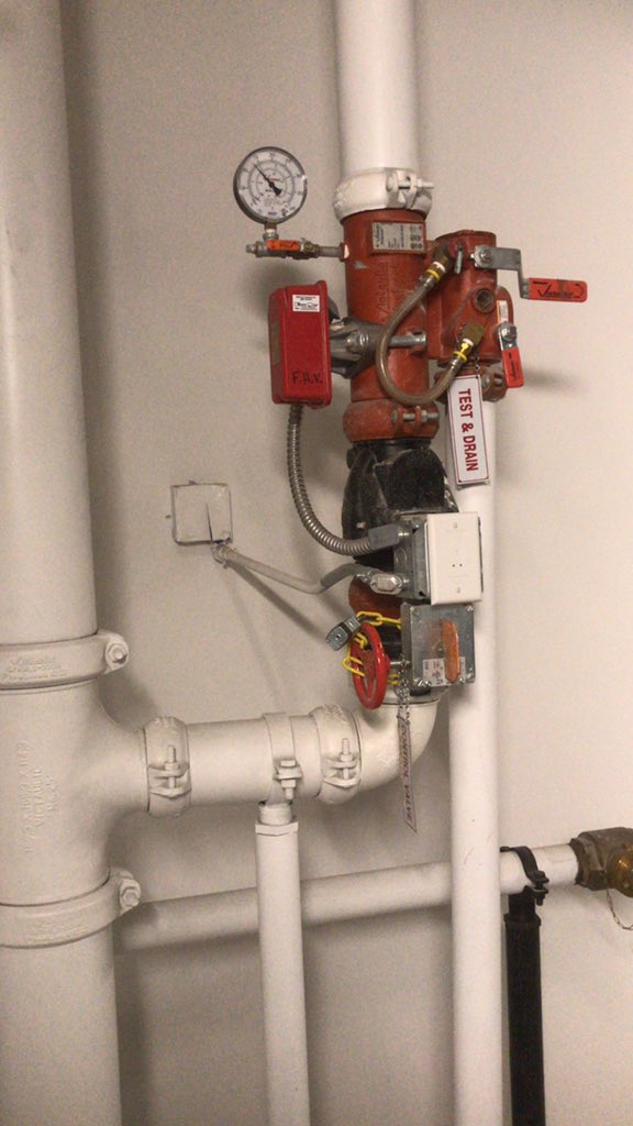MbeezeeBebob's tweet photo. @Victaulic #FireLock Centry City Mall Parking garage for water system. Getting parts for kindle and looking at water system https://t.co/APTrDLV2Mh