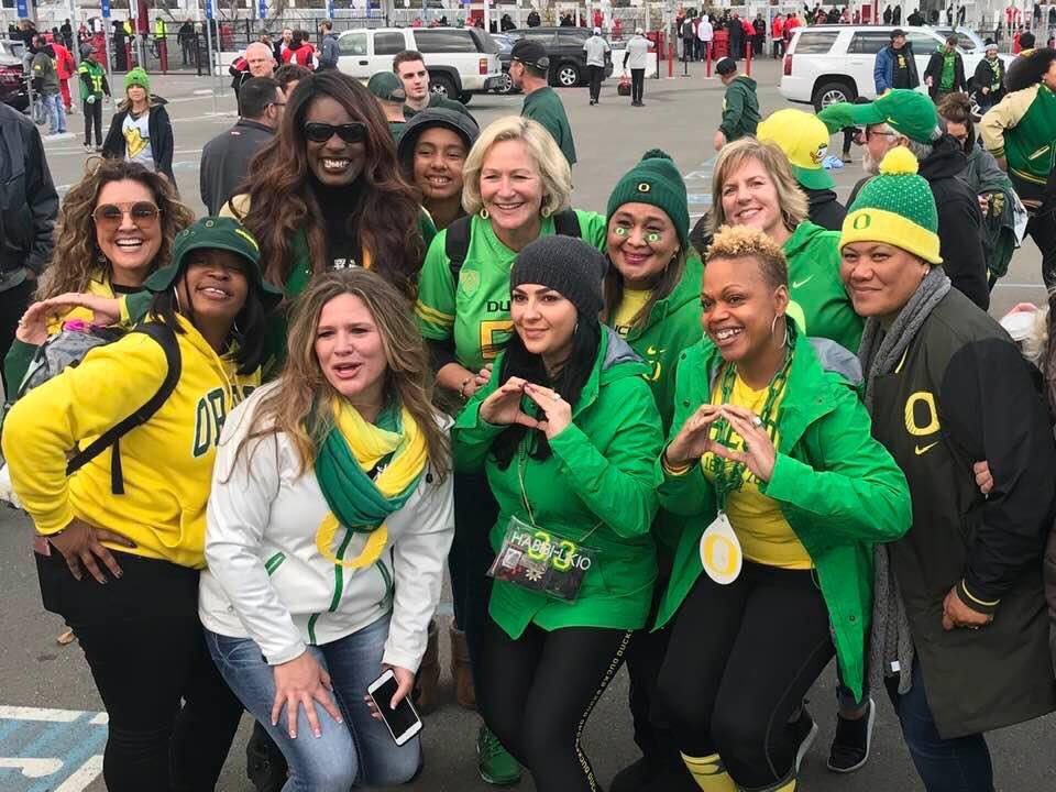 therealhabibi4's tweet photo. Just a few  PROUD MOTHER DUCKERS! 💚😁🌹🏈 #OregonDucks #weloveroses https://t.co/proVyMDVm3