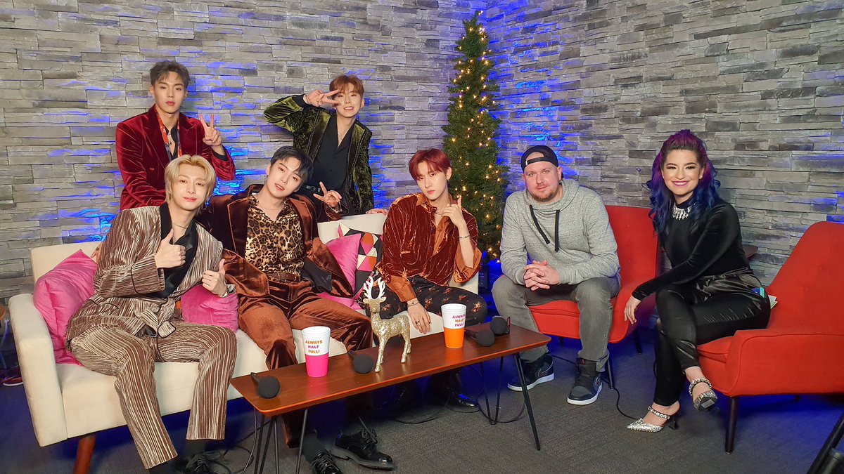 OfficialMONSTAX's tweet photo. [#MONSTA_X]
#MONSTAX Jingle bash 
in #Chicago 완료 🇺🇸

@theradiohag @B96Tyler
#몬스타엑스 
#b96chicago #Jinglebash https://t.co/UgIF3JJil9