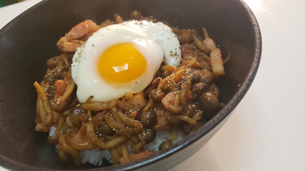 リュウジ 料理のおにいさんバズレシピ キノコで鬼のようにご飯の進むヤツです やみつきキノコ丼 バター10gでベーコン 40g焼き シメジ100g入れ炒め 醤油大1強 酒大1 みりん大1 砂糖小1弱 味の素3振り おろしにんにく半片入れて煮詰め 温泉卵か