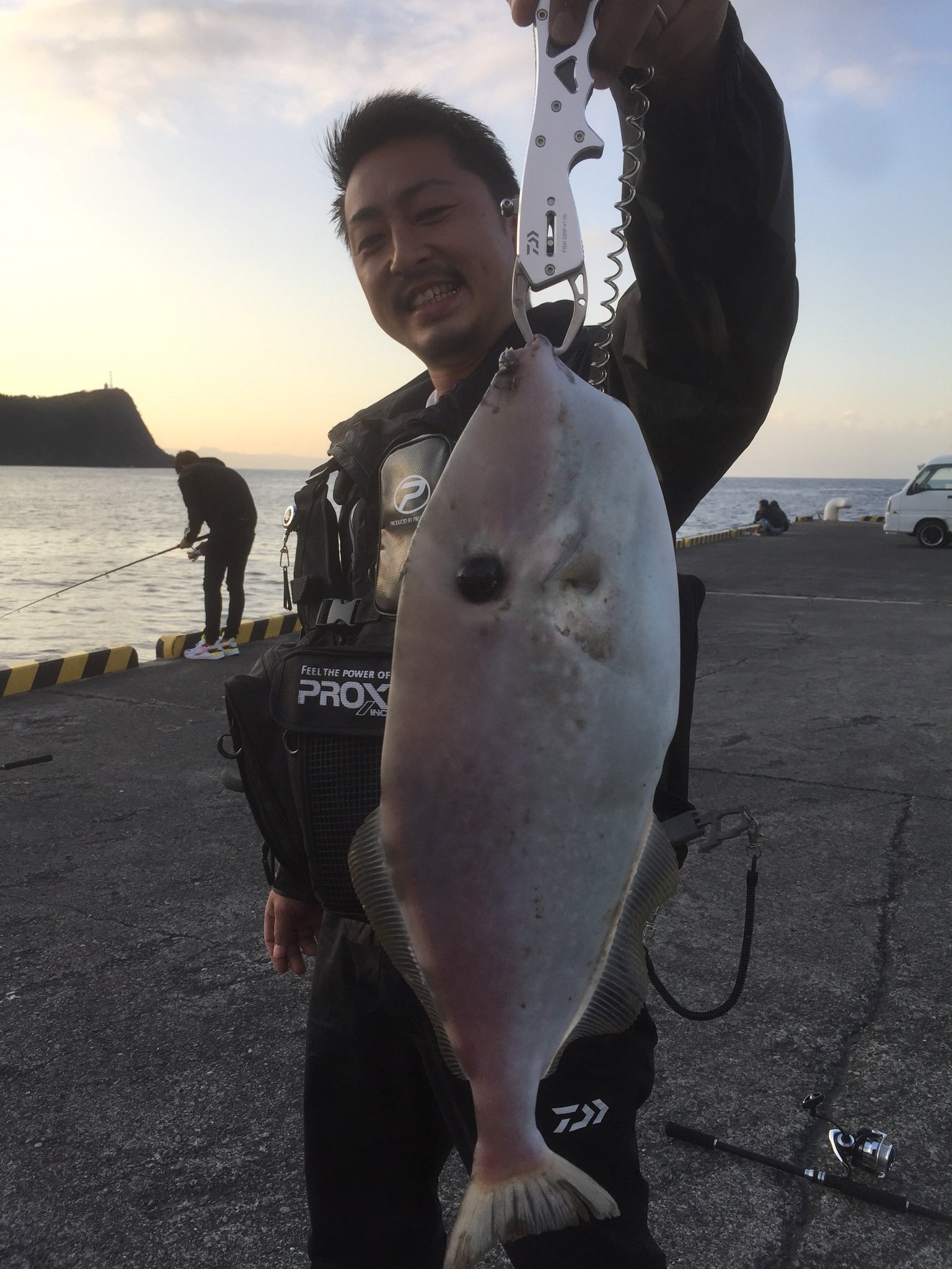 Myfishing 11月に伊豆大島で旦那が釣ったウスバハギ 肝がめちゃめちゃ美味しかった 個人的にカワハギより美味しかった 伊豆大島 ウスバハギ カゴ釣り 肝醤油 釣り 釣り夫婦 釣りガール T Co Hnzm4kskrv Twitter