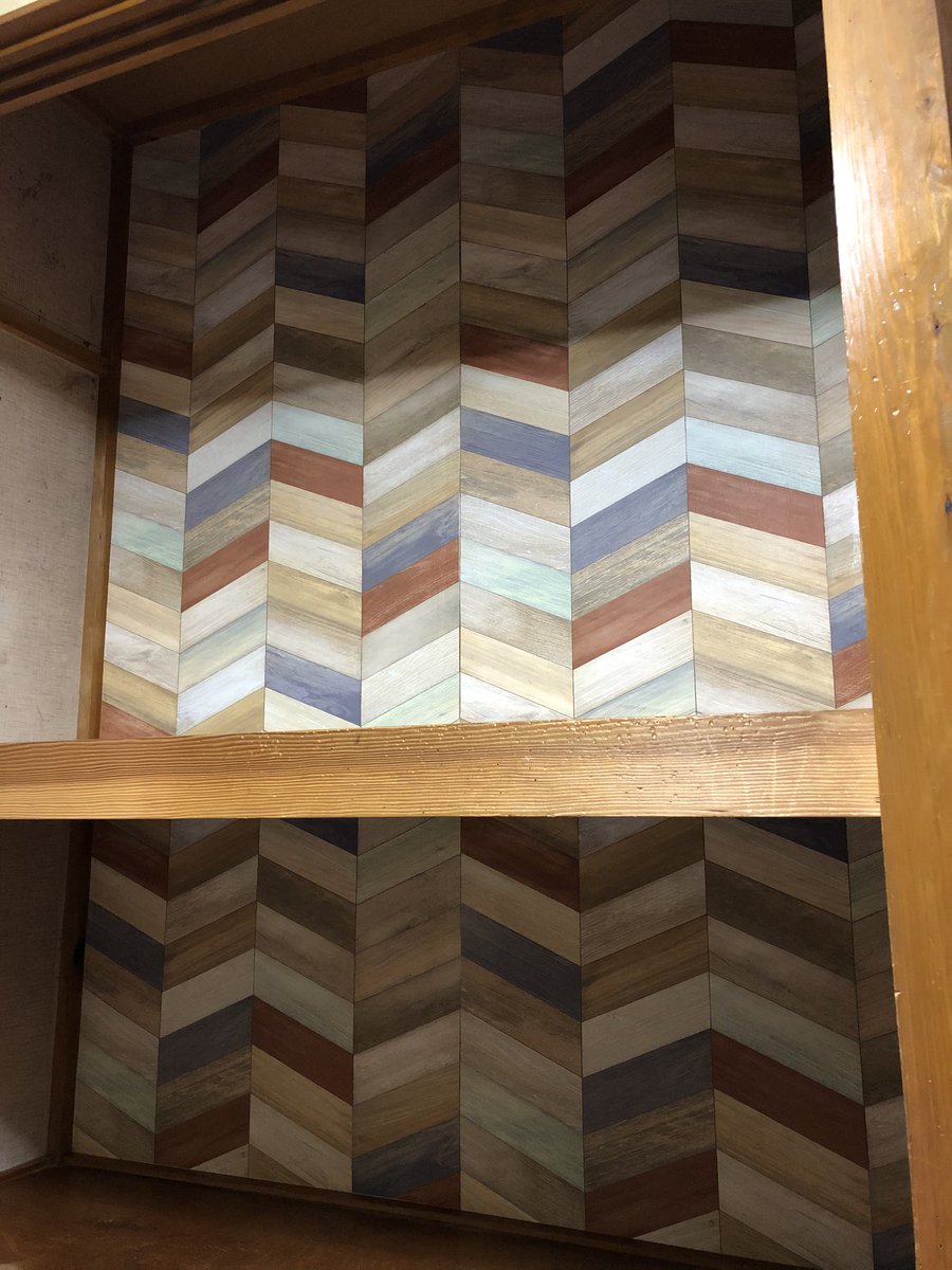 ごん Roughdiyer Ipadmate 押入れアクセントクロス完成 側面は部屋に貼る壁紙の余で貼る予定 やっぱ サンゲツのヘリンボーン可愛い でもあたしの自宅とお揃いになってしまうけどごめんなさい 友人f邸リフォーム記