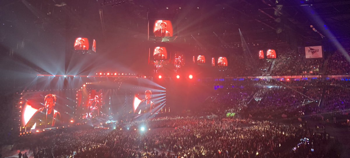 Même si tout s’efface, tout reste là et rien ne passe. Tu aimes ton public et il t’aime tout court, cela s’appelle l’Amour. Merci Monsieur #PatrickBruel , quelle énergie communicative :l’emblème de la Positive Generation . @PatrickBruelOff <a href="/ParisLaDefArena/">Paris La Défense Arena</a> #LeMeilleurResteAVenir