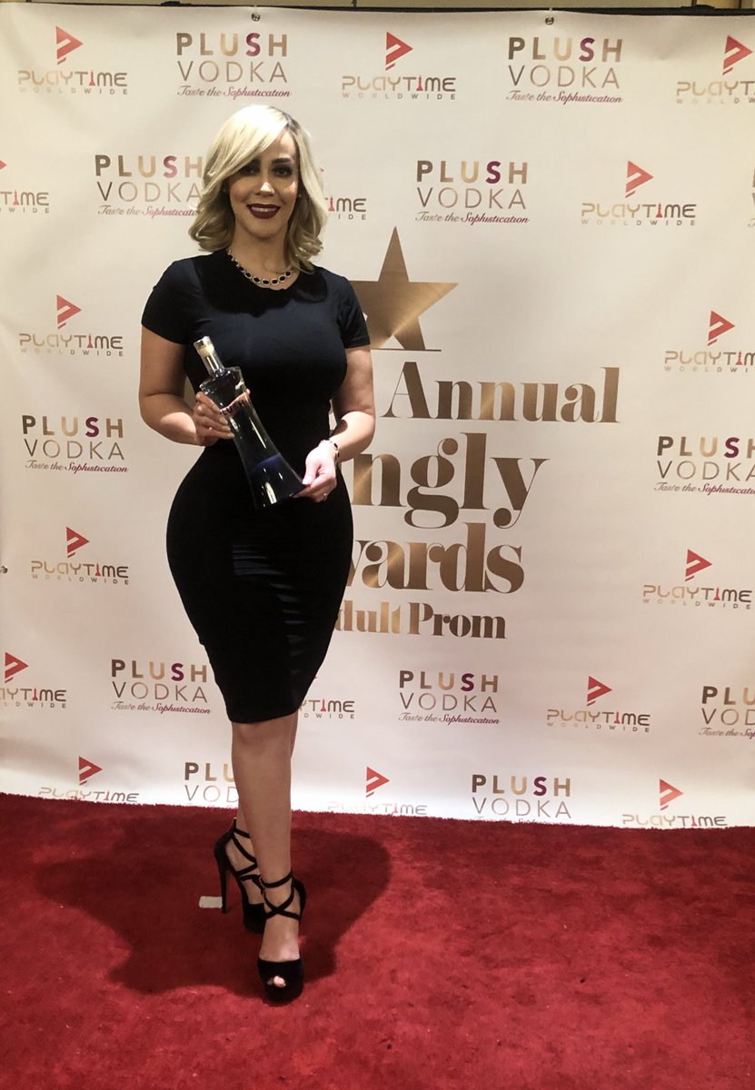PlaytimeWW's tweet photo. Thank You #PlushVodka for sponsoring @PlaytimeWW #MinglyAwards #PlayXPlush 
#TheBestGameNightsEver
#PlayTimeWorldWide
#ItsPlaytimeNY
#ThisAintThat
#PTCHIC
🎲 https://t.co/nJE0pCd72K