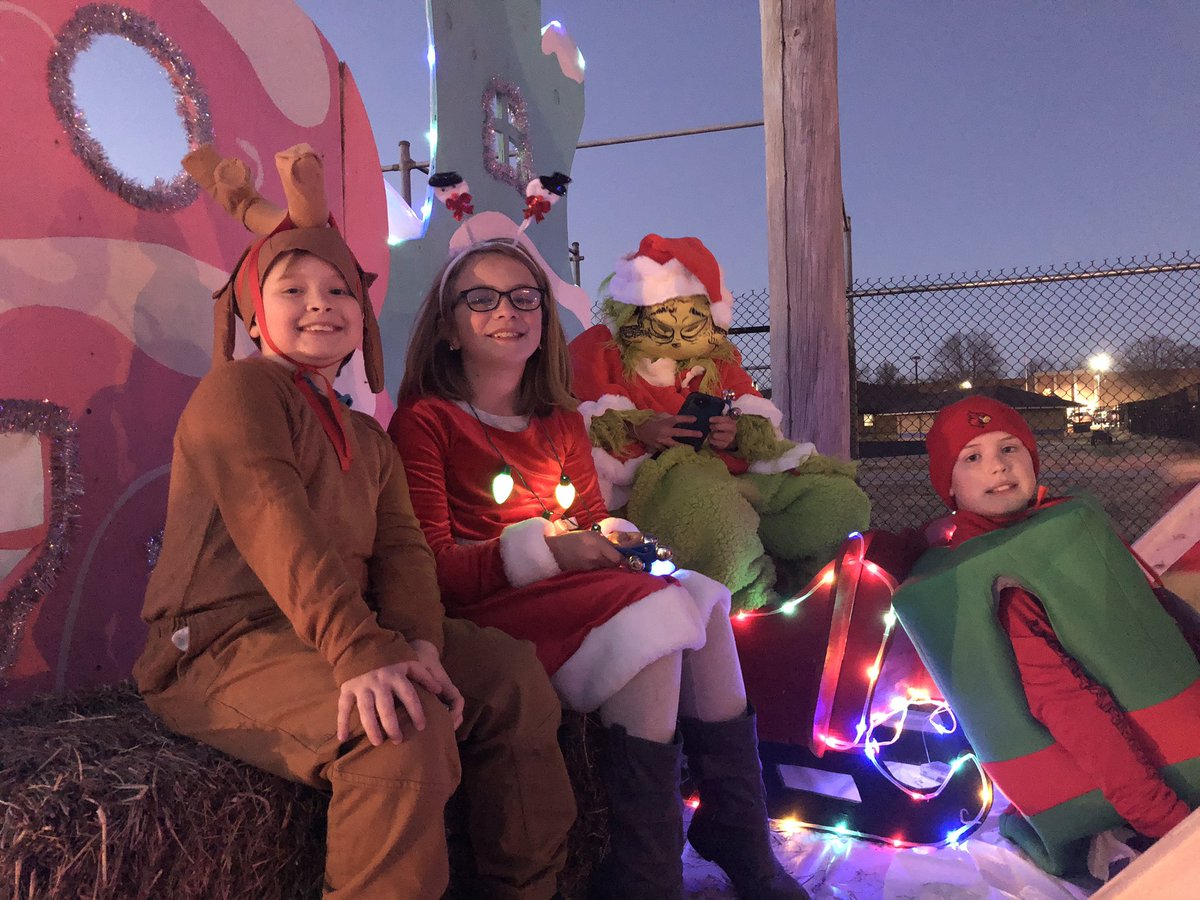 MrsKLyvers's tweet photo. Bardstown Christmas Parade was so much fun! The sound of our BES kiddos singing and laughing warmed my heart! 💕 https://t.co/xVAm6RIgsO