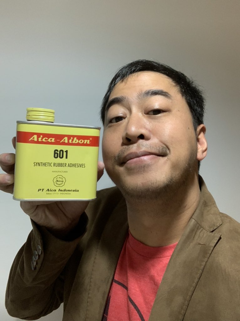 Pandji Pragiwaksono pose dengan lem Aibon