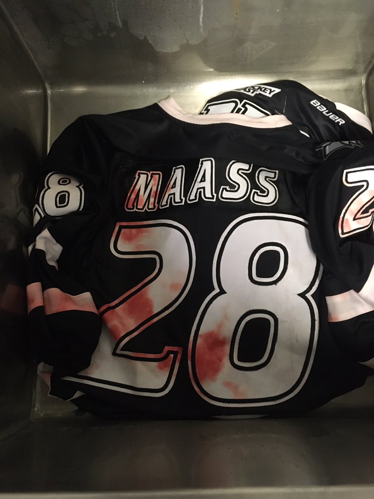BrandonGuidotti's tweet photo. The laundry room can be a magical place. Can confirm the human and jersey are fine. #skatesaresharp you’re welcome https://t.co/2vqppiE8DD