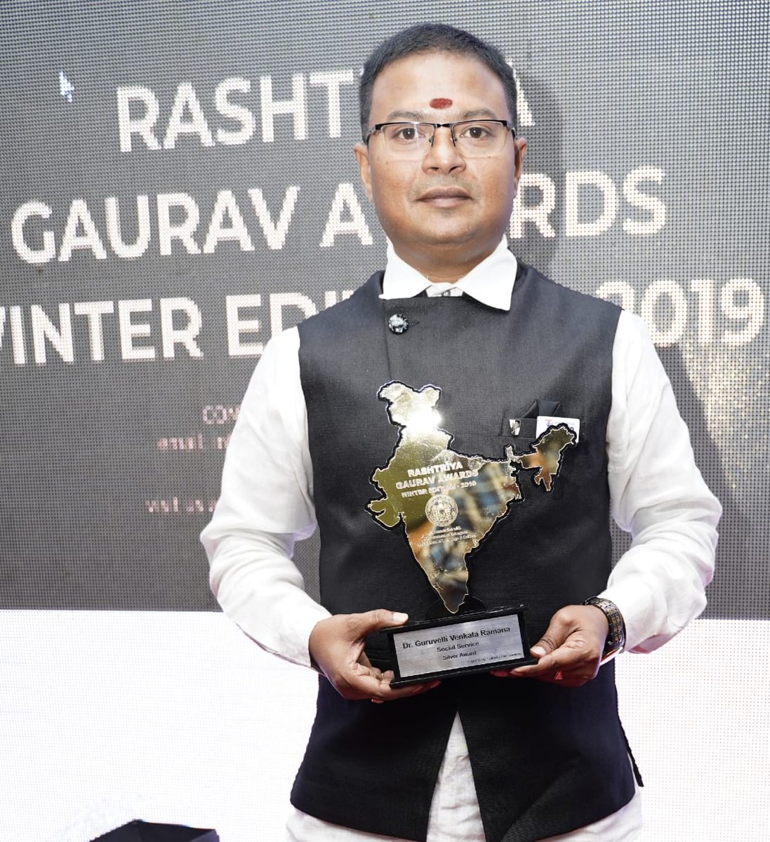 TrsVenkata's tweet photo. Received Rashtriya Gaurav Awards 2019 -
Social Service Category
Guest of Honour:
Sri Errolla Srinivas, SC,ST chairman,
Sri.Inayat Ali Baqri, Chairman Setwin,
Sri.Jayesh Ranjan IAS, Principal Secretary IT, Telangana Government
#Hyderabad #trsparty #dammaiguda https://t.co/xKllX9gq9U