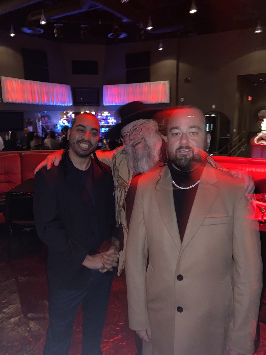 TRAPAHOLICS's tweet photo. I was enjoying a nice intelligent conversation with the man #MarkHallPatton until @chumlee_ photo bombed us smh #RealTrapShit #TrapTrapTrap https://t.co/YqO54F4fql