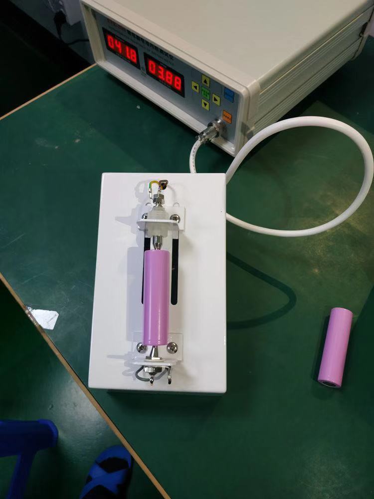 LedHaoyang's tweet photo. Sometimes battery with low lifetime, why?
One of the reason is because the internal resistance is huge.

During the IQC, we will use this resistance of battery meter to test the battery in our factory. To make sure control it in the limited spec.
#solarlighting #solarLED #battery https://t.co/mg20cATfss