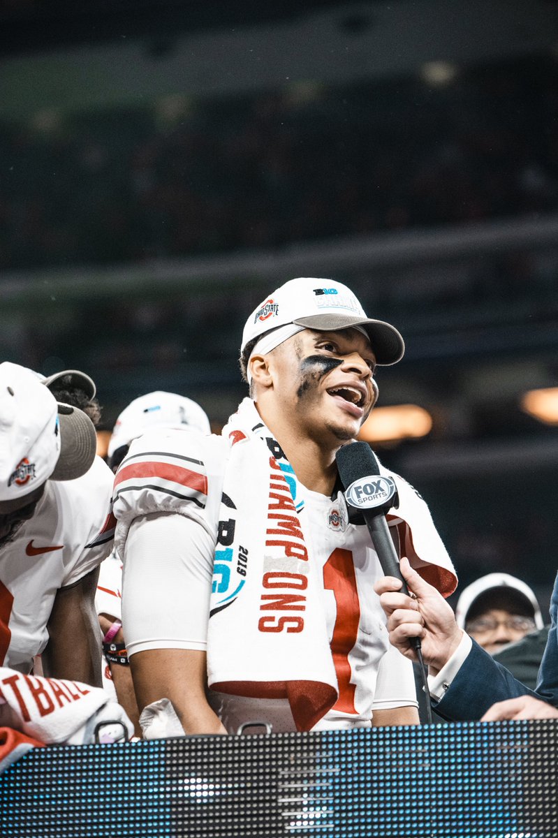Justin Fields:

🏈 300 total yards
💪 3 TD
🏆 Game MVP

THAT’S MY QB.